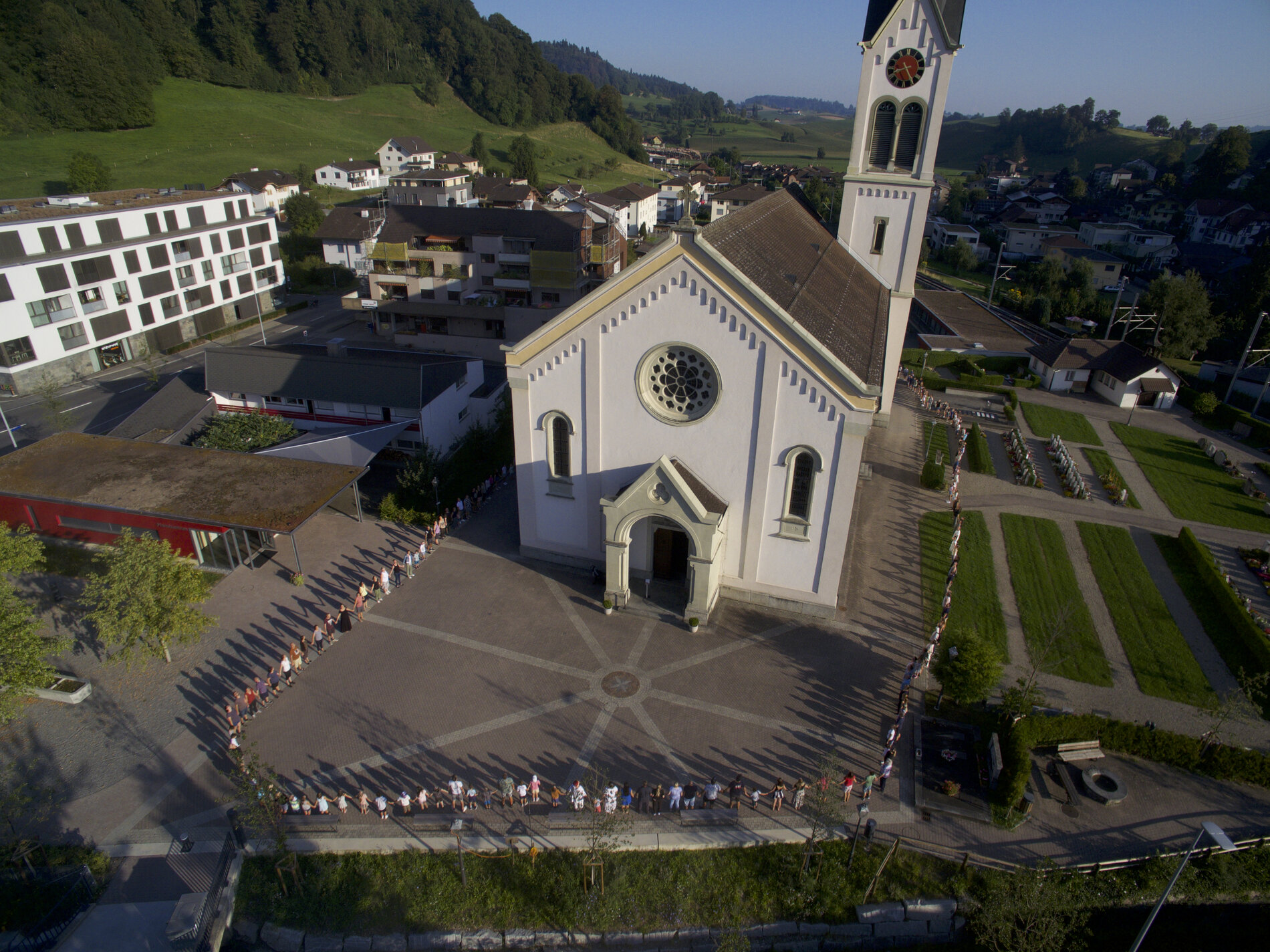 Kirchenumarmung Menznau | © Mauro Hodel