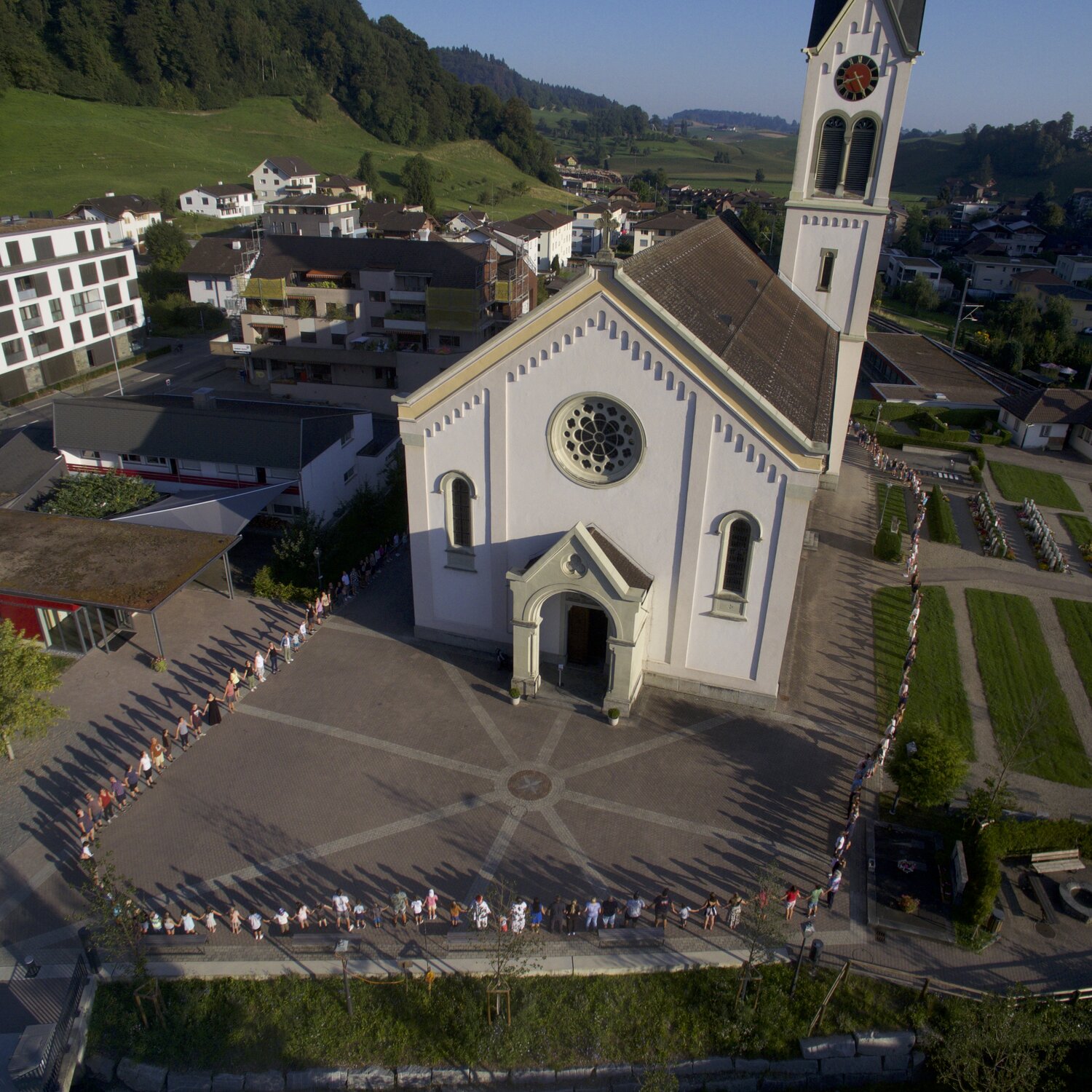 Kirchenumarmung Menznau | © Mauro Hodel