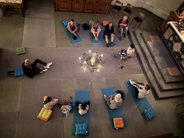 Mediation im Kirchenraum | © Claudia Reis-Reis