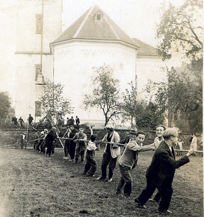 Glockenaufzug bei der Pfarrkirche am Freitag, 2. Oktober 1931 | © zvg