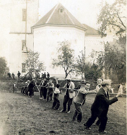 Glockenaufzug bei der Pfarrkirche am Freitag, 2. Oktober 1931 | © zvg Glockenaufzug bei der Pfarrkirche am Freitag, 2. Oktober 1931 | © zvg